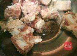 肥肠排骨汤的做法图解2