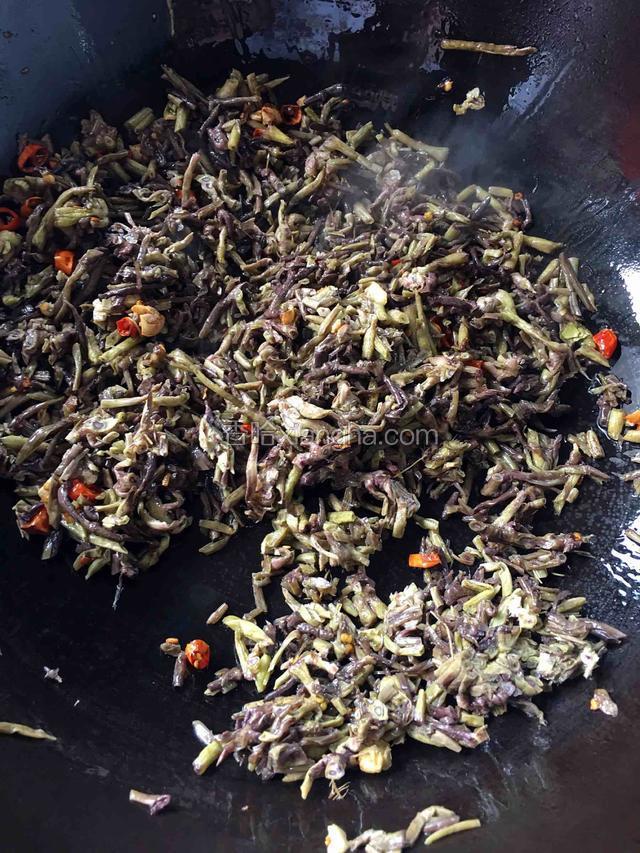 倒入菱角菜翻炒均匀
