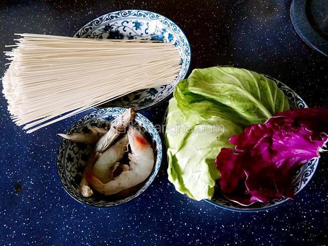 准备好所需食材，清洗干净。