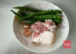 毛豆炒肉的做法图解1