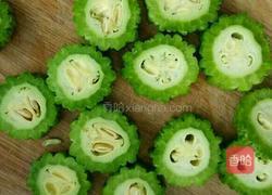 苦瓜鹌鹑蛋的做法图解1