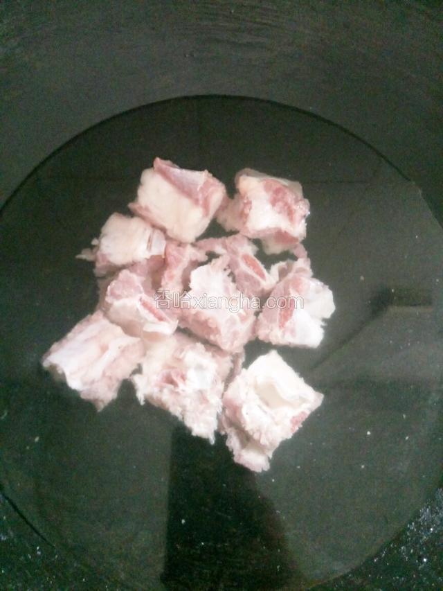 把排骨洗干净冷水下锅焯水2分钟去血沫。