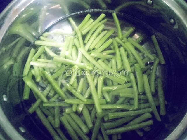 放入豇豆，煮至断生即可，这样的豇豆吃着口感脆脆的，很好吃