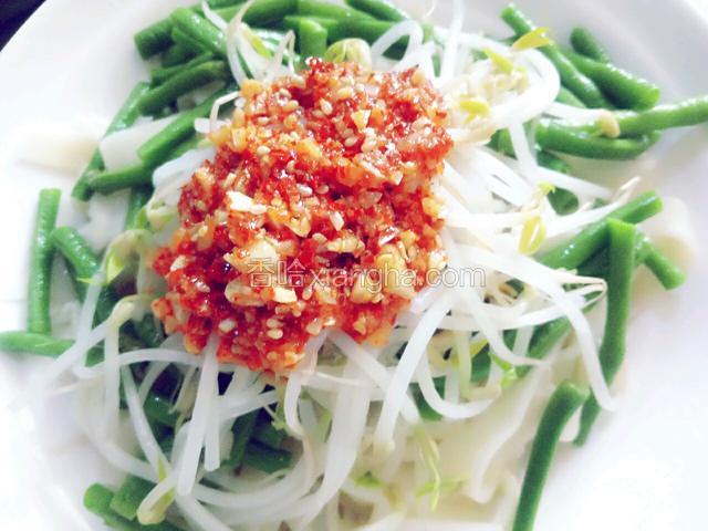 把料汁浇上去
