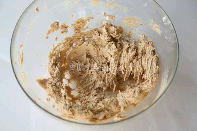 把黄油打发，切记不要打发过度
