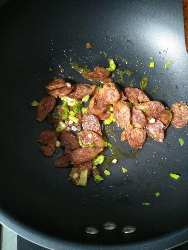 倒入腊肠翻炒出油