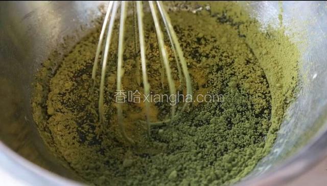 依次加入牛奶、色拉油和过筛的抹茶粉并搅拌均匀。