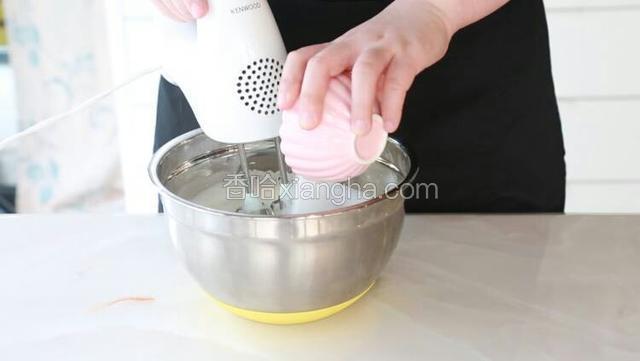 蛋白加入柠檬汁后，用中速打发蛋白，分三次加入细砂糖a。