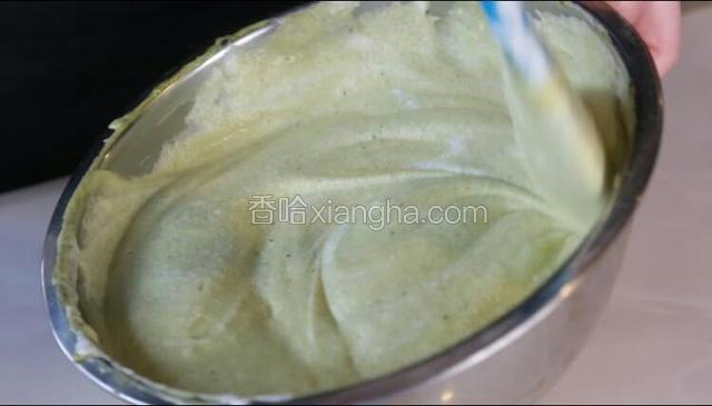 取三分之一的蛋白加入面糊里，用翻拌的手法，将面糊和蛋白混合，大概20秒左右。再把混合好的面糊与剩下的三分之二的蛋白用翻拌的手法轻轻混合。