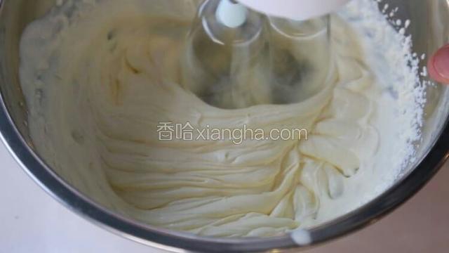 现在开始制作馅料：将细砂糖b倒入淡奶油内后，打发至拿起打蛋器，尖端形成小尖尖即可。放在一旁备用。
