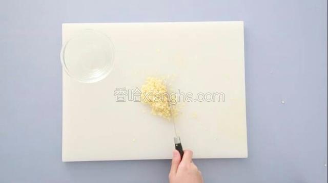 将大蒜剁成蒜蓉