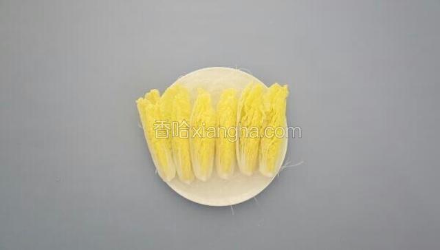 将娃娃菜洗干净，竖着切分成4等分，摆入盘中
