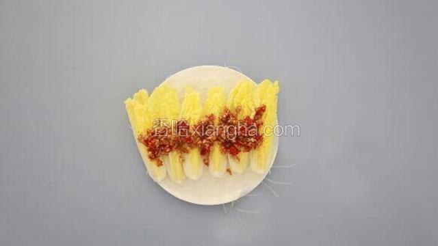 将调好的味汁用小勺均匀地浇在娃娃菜和粉丝上；