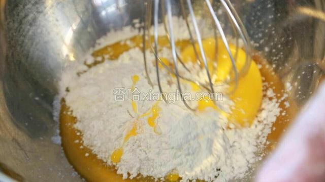  打蛋盆里混合蛋黄、细砂糖、玉米淀粉、低筋面粉，用手打蛋器搅拌均匀
