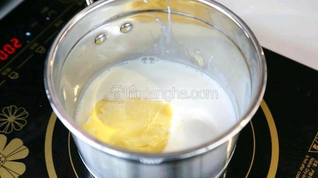 牛奶、黄油倒入奶锅，煮至沸腾。然后蛋黄糊一边搅拌一边慢慢倒入煮沸的牛奶