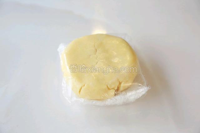 在面粉里加入牛奶，用手用力的揉压片刻。直到面粉、水、黄油完全混合均匀，然后揉成一个圆形面团，包上保鲜膜，放在冰箱静置1个小时
