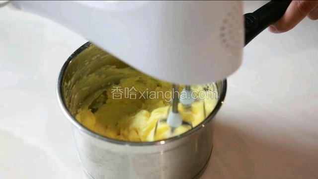 奶油芝士馅冷藏后会变得比较干硬。用打蛋器高速打发奶油馅，一直打到奶油馅体积膨松，颜色变浅，成为顺滑膨松的奶油状。