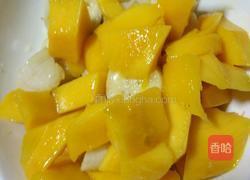 香蕉芒果奶昔的做法图解2