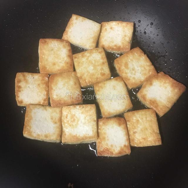 热锅起油放入切块的豆腐，小火煎至两面金黄