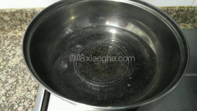 锅内烧开水。
