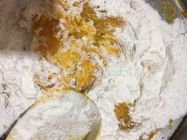 把糯米粉分次加入南瓜泥中搅拌均匀