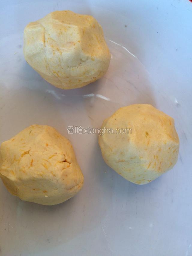 揉好的南瓜粉分成约30克一个（可根据个人喜好调整大小）