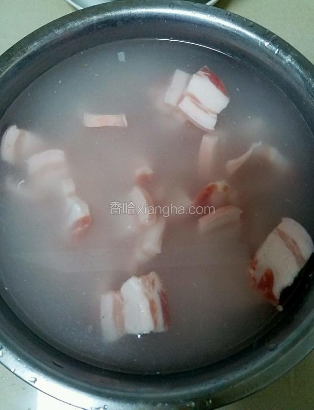 切好的肉片浸泡在面粉水中20分钟。