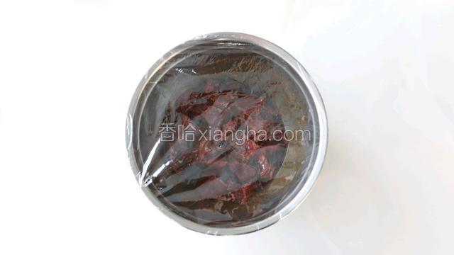 盖上保鲜膜，放进冰箱冷藏腌制2个小时以上