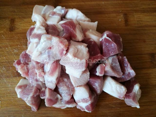 将梅花肉切小块，尽量切小点，方便入味