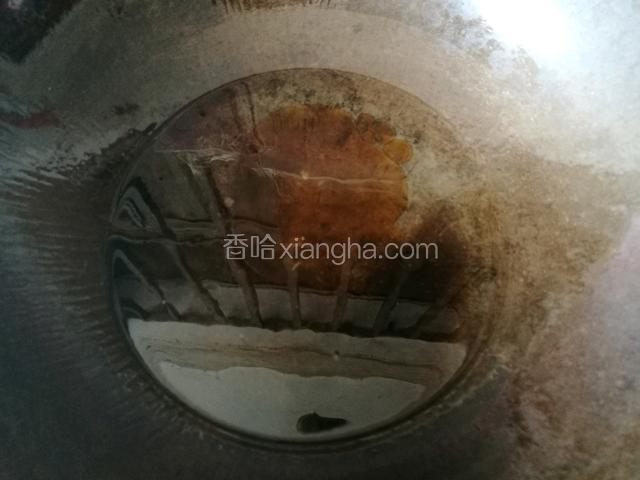 热锅凉油，待油温五六成热时放入冰糖，慢慢炒至冰糖融化且开始冒小泡，这时将火调到最小，放肉块的时候小心烫伤