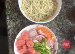 香肠炒面的做法图解1