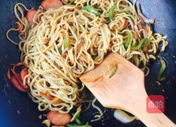 香肠炒面的做法图解3