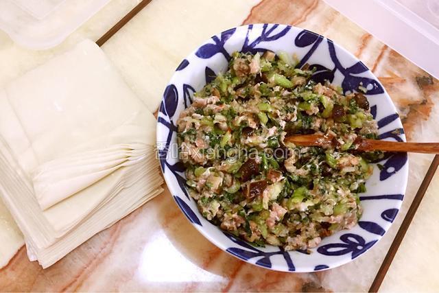 备料馄饨皮和肉馅（我用的猪肉、江青菜，香菇入油盐拌匀）