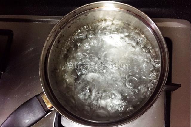 锅中加水煮至沸腾