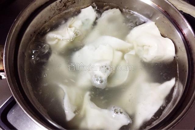 下入包好的馄饨