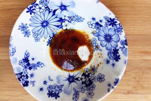 碗里放入少许酱油香油盐