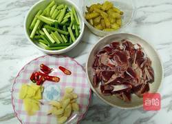 泡椒蒜苔炒鸡胗的做法图解2