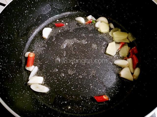 锅中烧热油，放入小米椒姜蒜，煸香