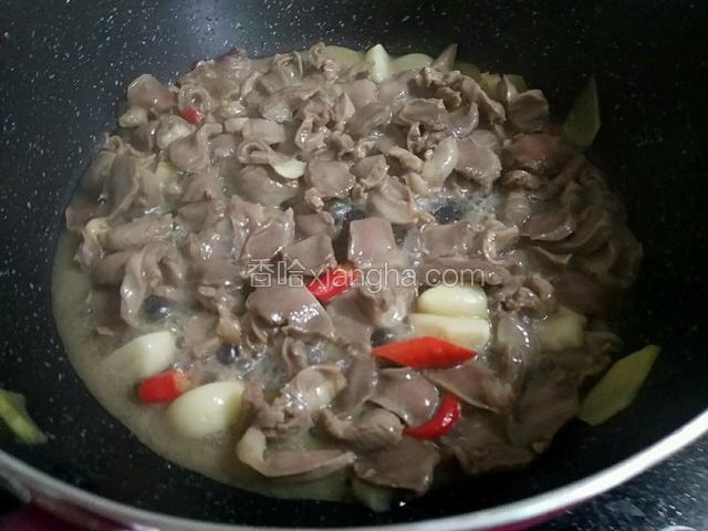 待鸡胗炒出水阶段放入一勺料酒