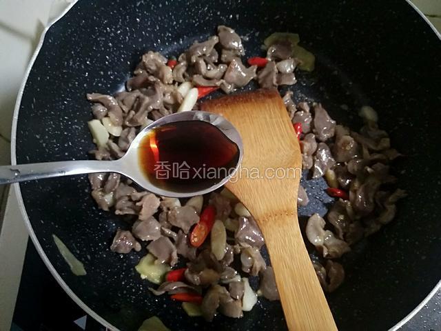 加入一勺味极鲜酱油翻炒两下