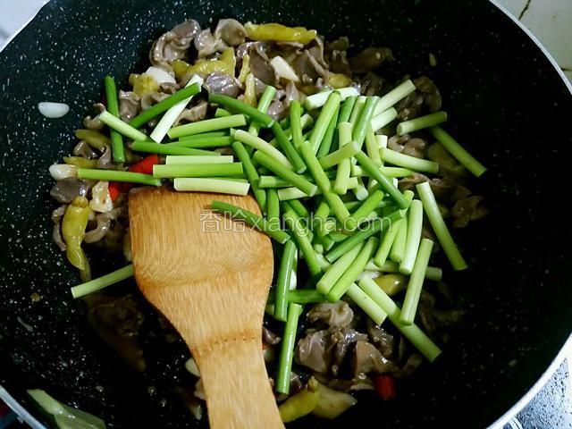 最后放入蒜苔翻炒两分钟