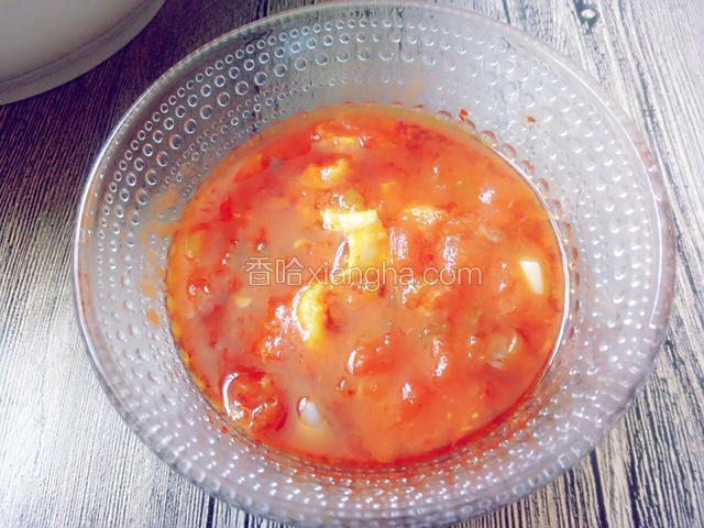 把西红柿和蒜汁放小碗