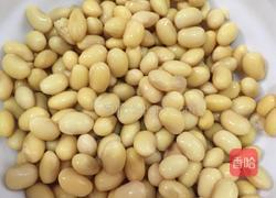 黄豆烧猪蹄的做法图解1