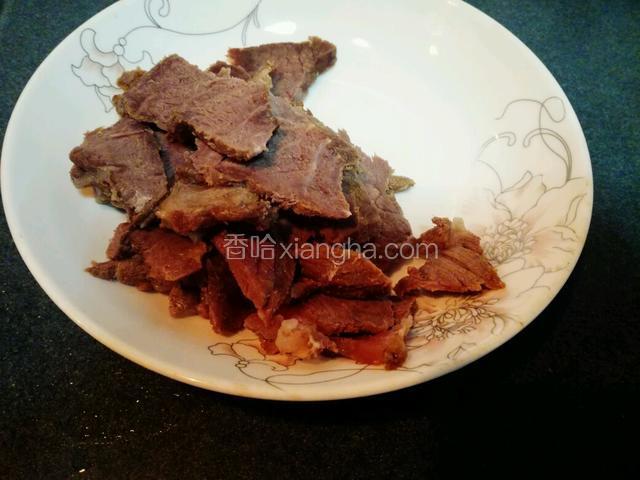 干巴牛肉煮熟切片。