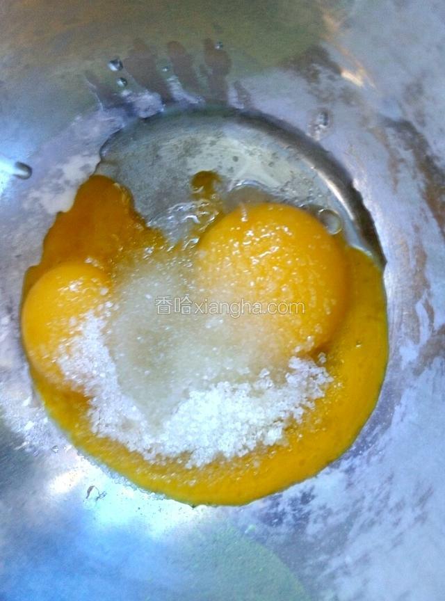 将蛋黄，色拉油，牛奶，以及糖30克放入打匀