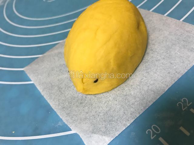 用黑芝麻在头的两边对称做上眼睛。