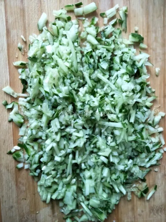 切碎，用纱布包住拧干水分