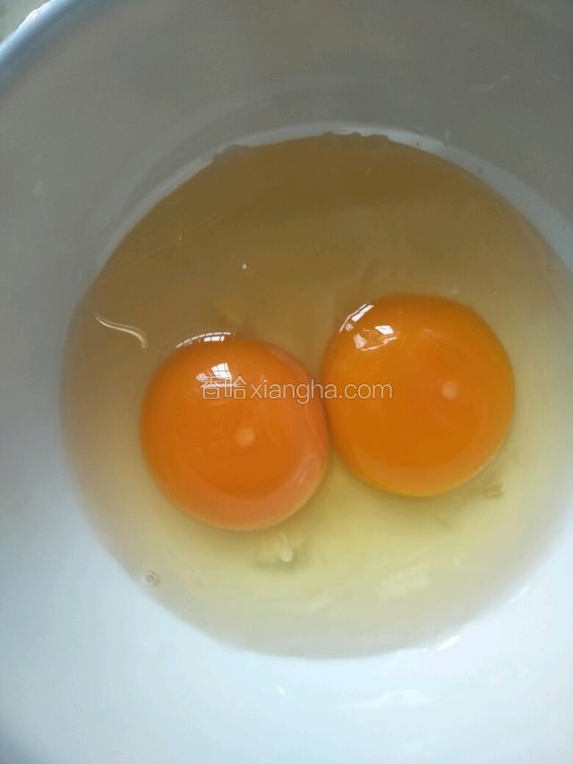 碗中磕入2个鸡蛋
