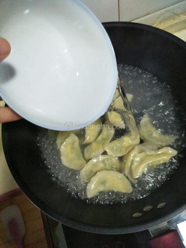 锅中加适量水煮开，放入饺子再次煮开，加入适量水再次煮，煮到饺子飘起来即可