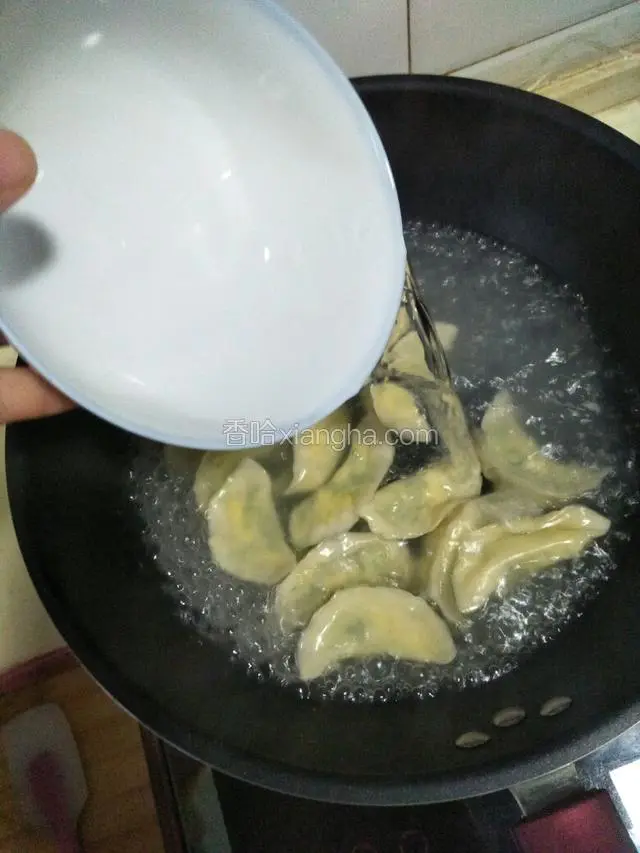 锅中加适量水煮开，放入饺子再次煮开，加入适量水再次煮，煮到饺子飘起来即可